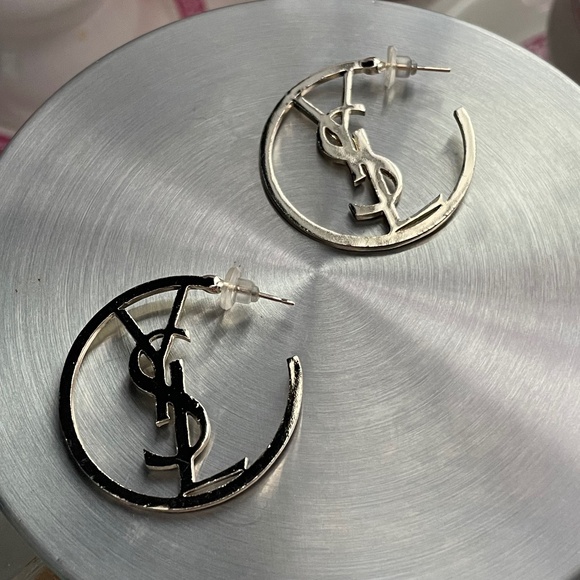 Goldtone Pierced Hoop Earrings NEW - Picture 1 of 4